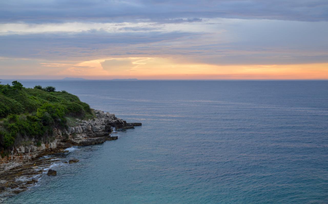 Отель Heaven Beach Саранда Экстерьер фото